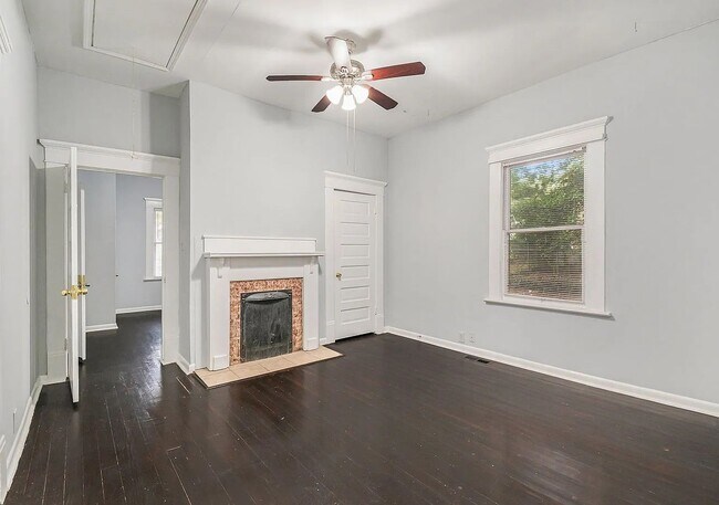 Building Photo - Spacious 3bd/2ba in Capitol View w/ Huge Fenced-In Backyard!