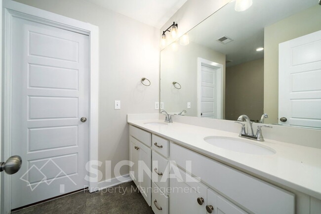 Building Photo - 215 Creek Run Way