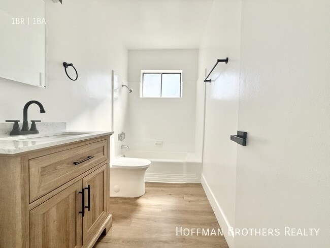 Building Photo - 1819 S Oxford Ave