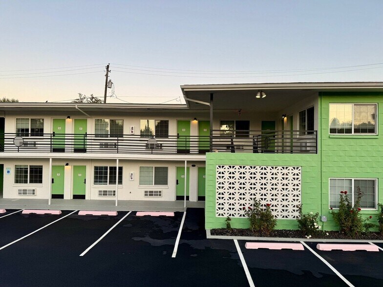 Building Photo - The Vintage