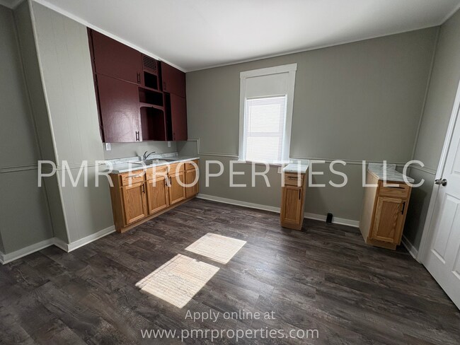 Building Photo - Studio/ 1 Bathroom-House