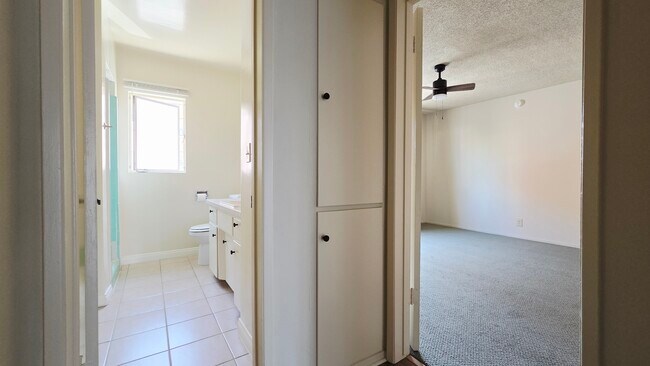 Building Photo - 526 S St Andrews Pl