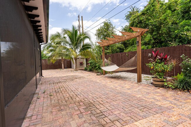 Building Photo - 3651 SW Dellamano St