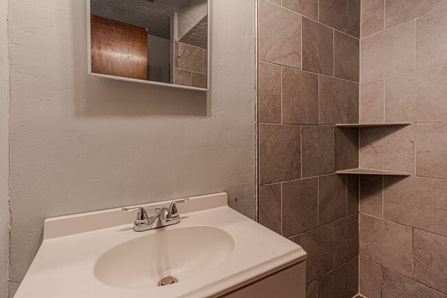 Building Photo - 3 Bed 2 Bath in OKC!