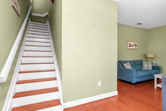 Building Photo - 581 NW 35th Ln