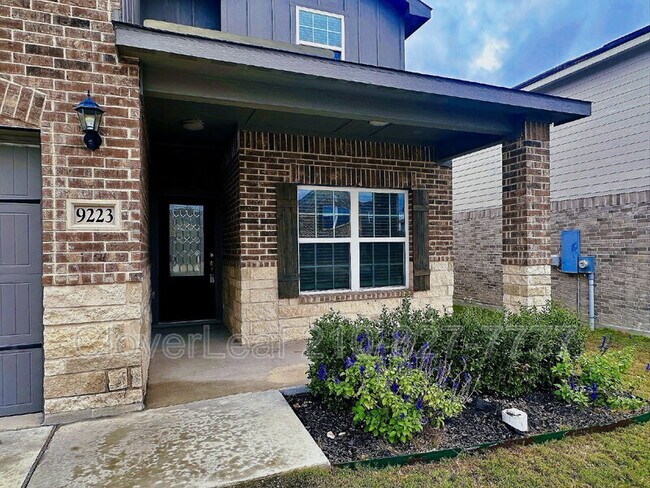 Building Photo - 9223 Foxing Blf