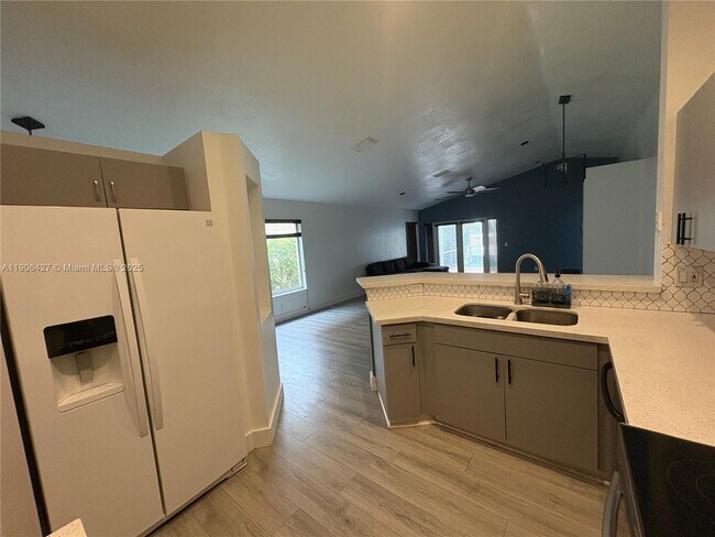 Building Photo - 1499 Presidio Dr