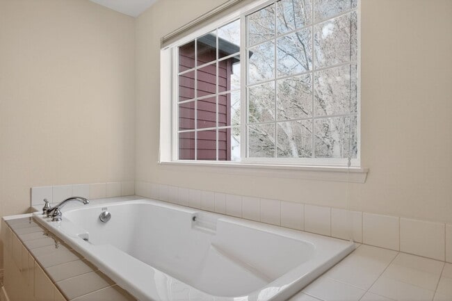 Building Photo - 1052 SE Portlandia Ave