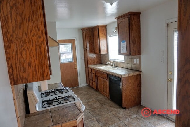 Building Photo - Home in Northeast Bakersfield