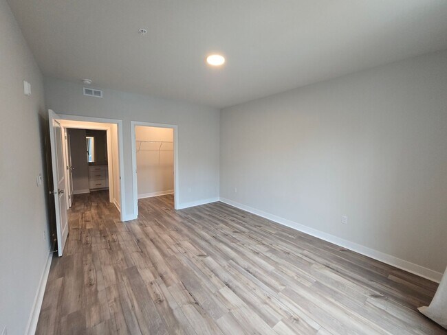 Building Photo - One Bedroom with Office