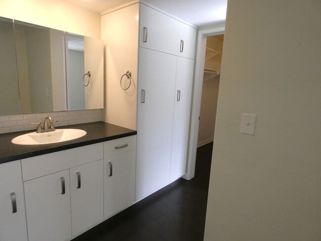 Building Photo - *Available NOW  in La Habra!*