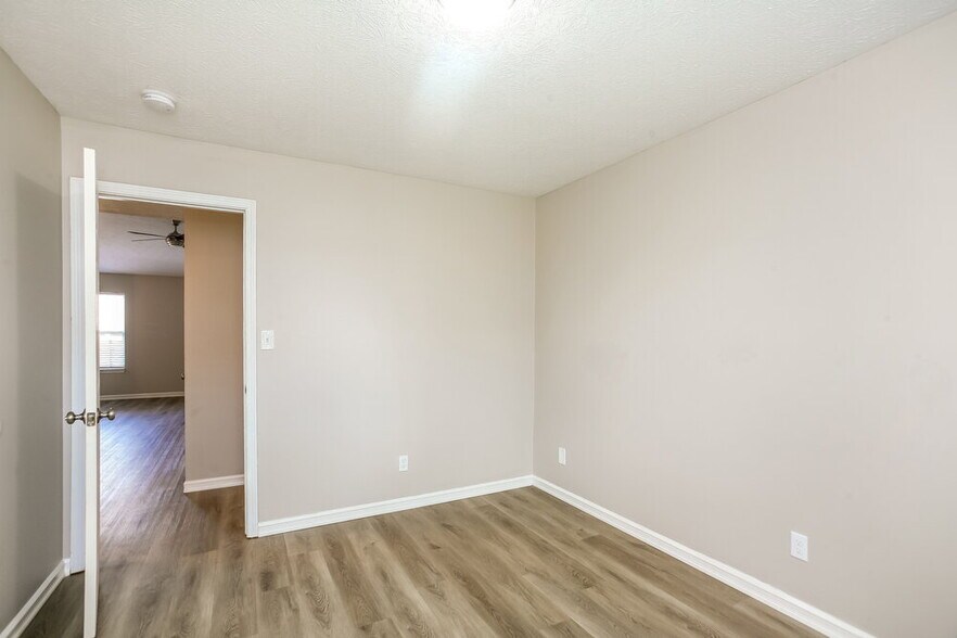 Building Photo - 823 Pine Lake Dr