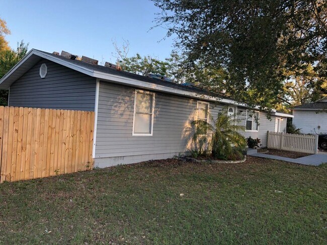 Building Photo - 3 Bedroom/ 2 Bathroom Home