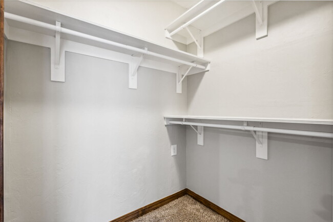 Building Photo - 10001 Ridgeview Dr