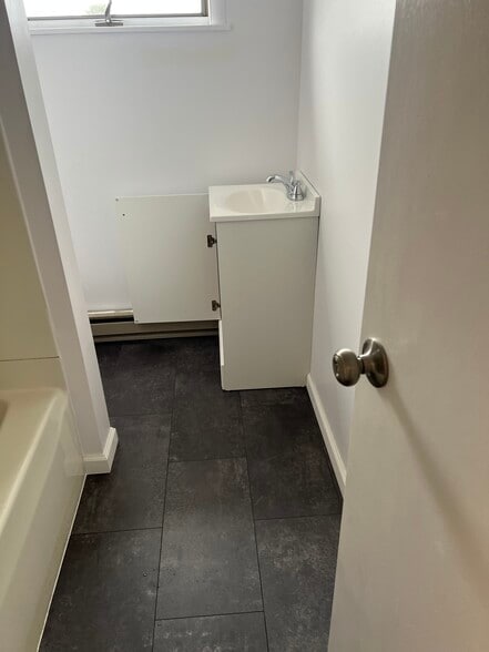 Building Photo - 132 S Apple St