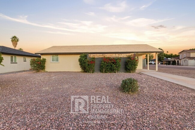 Building Photo - 1901 N 48th Pl