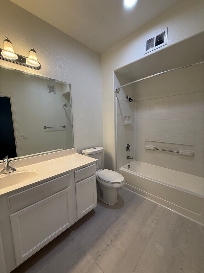 Building Photo - Spacious 1 bed 1 bath condo with loft Available now!