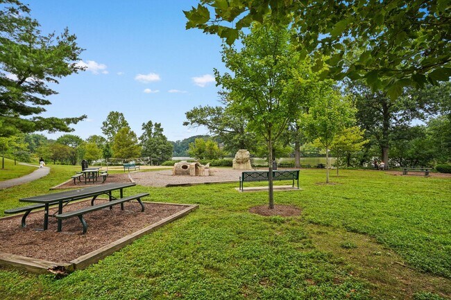 Building Photo - Modern Comfort in Sought-After Gaithersburg