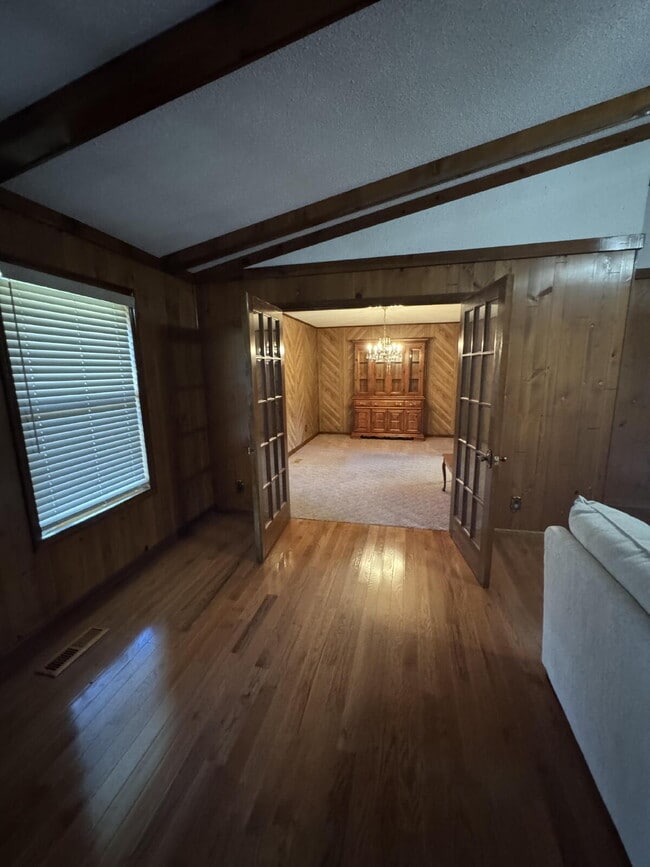 Building Photo - Spacious 3 Bedroom Home on Large Lot