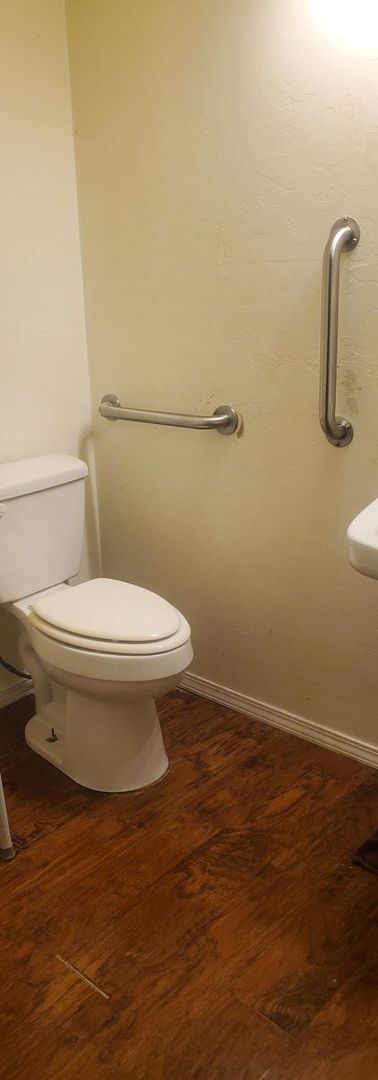 Building Photo - Handicap Accessible 2 bd, 2 ba - Beautiful...