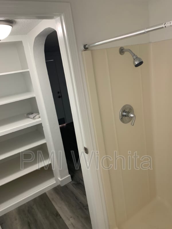 Building Photo - 208 N Ash St