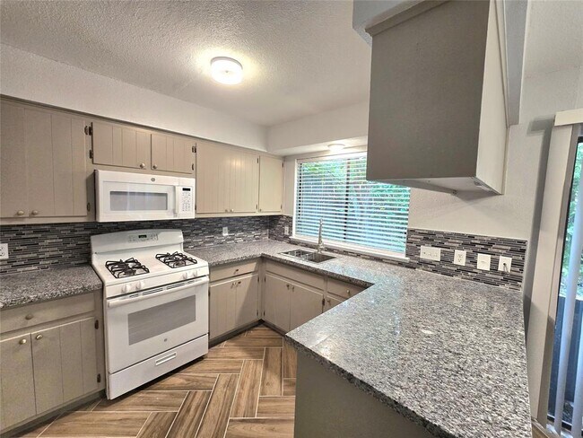 Building Photo - 1417 Hyridge Cir