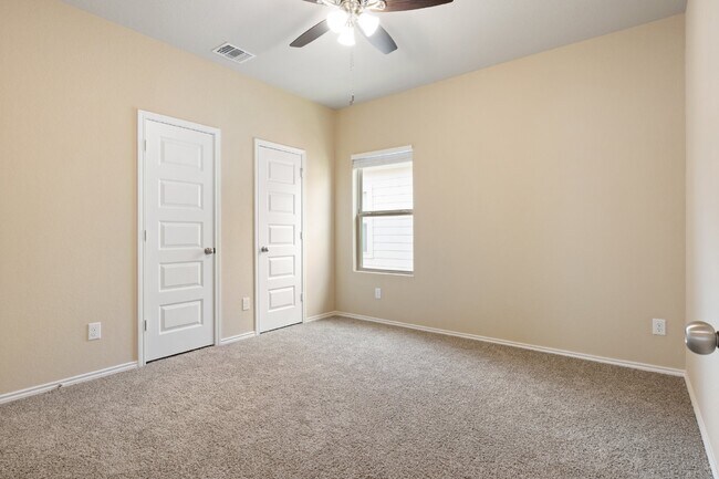 Building Photo - "Spacious 4-Bed Oasis with Granite Counter...