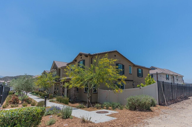 Building Photo - 27638 Sawtooth Ln