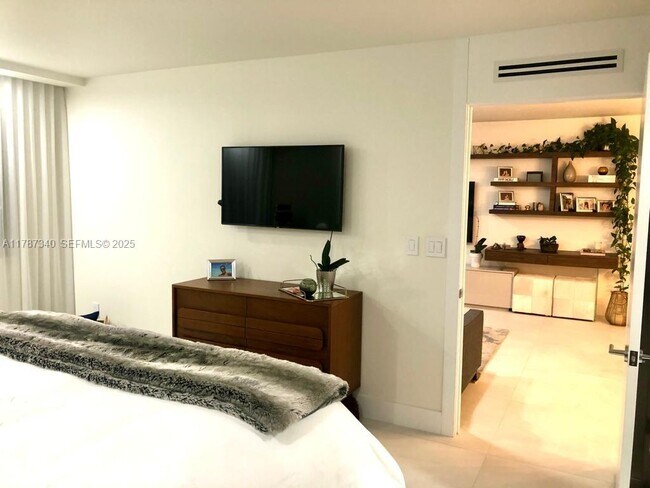 Building Photo - 6917 Collins Ave