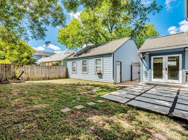 Building Photo - 819 Harris Ave