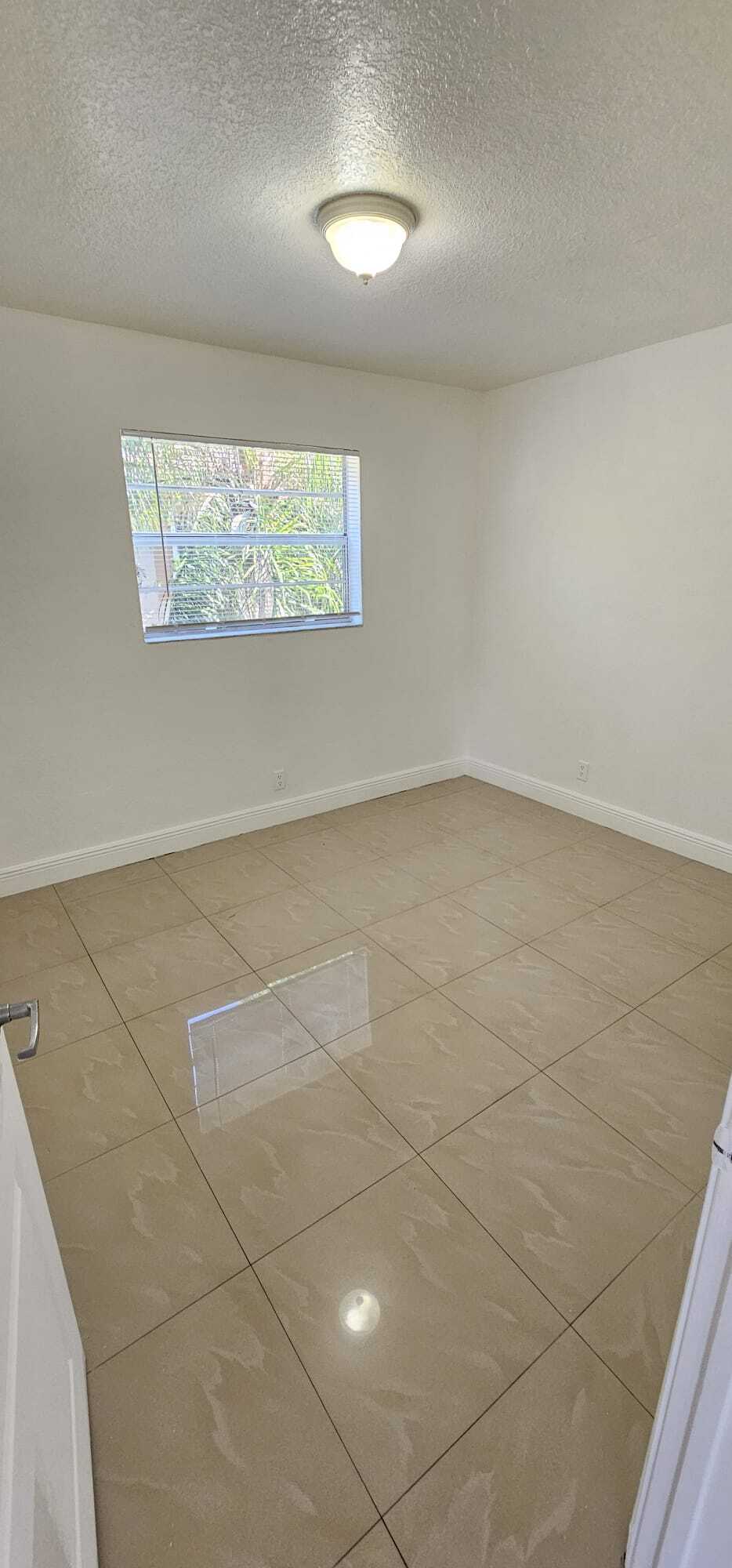 Building Photo - 110 SE 2nd St