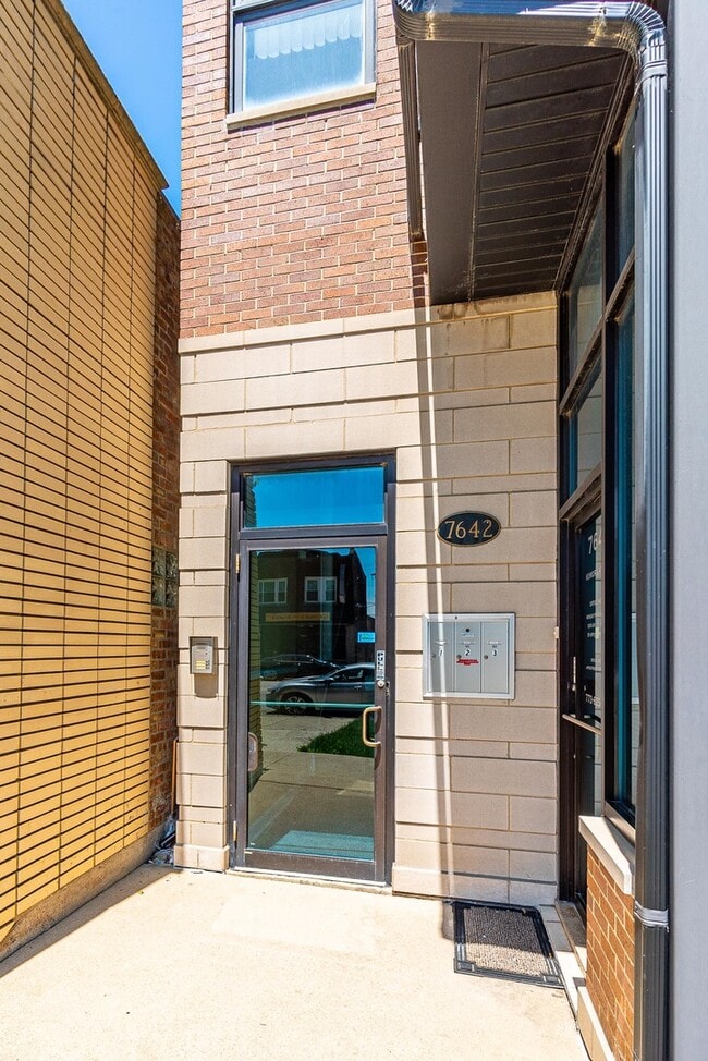 Building Photo - 7642 W Belmont Ave