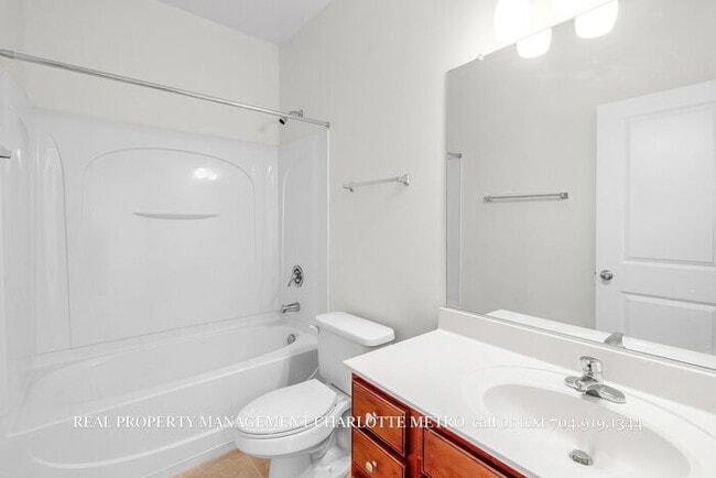Building Photo - Charming 2 Bed, 2 Bathroom city Retreat Near Uptown Charlotte & Greenway Access