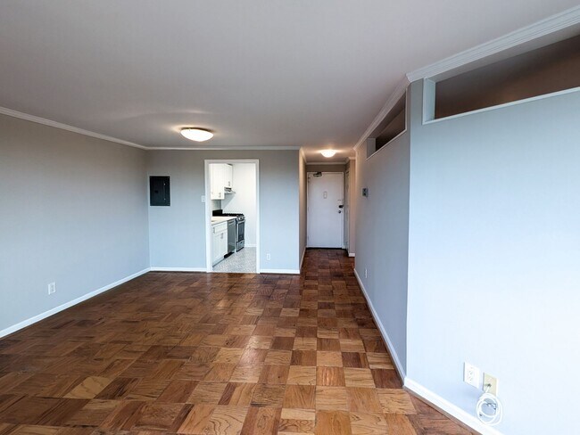 Building Photo - Sunny Top-Floor Junior 1BD Condo Near Down...