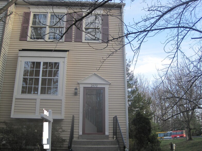 front - 2470 Ridgehampton Ct