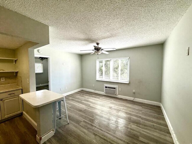 Building Photo - 820 NE 17th Ave