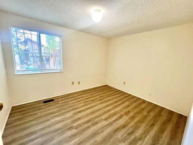 Building Photo - South Tabor Neighborhood Home with Spaciou...