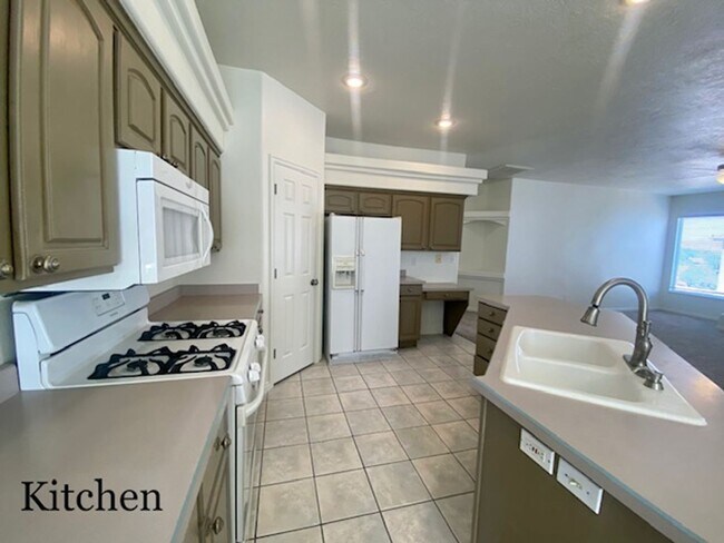 Building Photo - SPACIOUS HOME FOR RENT!