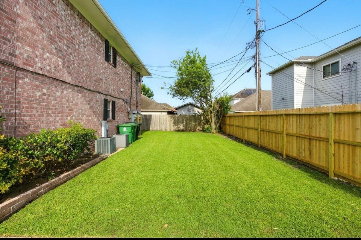 Building Photo - 9641 Hollock St