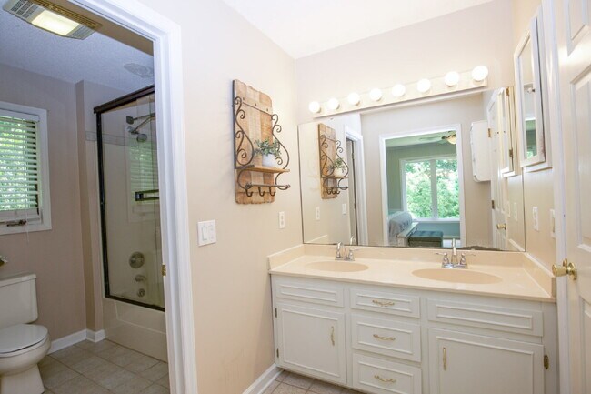 Building Photo - 806 Sumac Ln