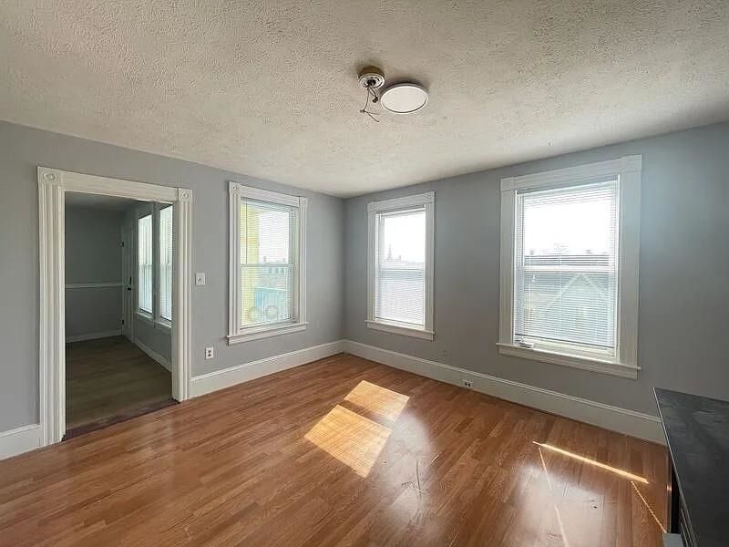 Building Photo - 231 Laurel, 3