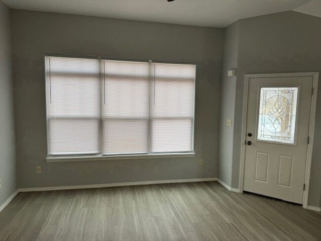 Building Photo - MOVE IN SPECIAL CALL NOW