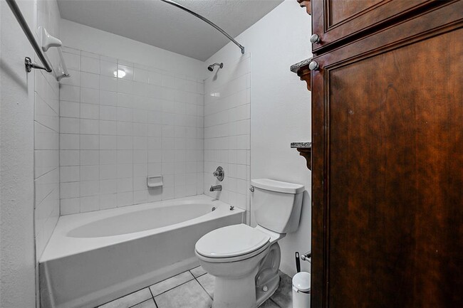 Building Photo - 2255 Braeswood Park Dr