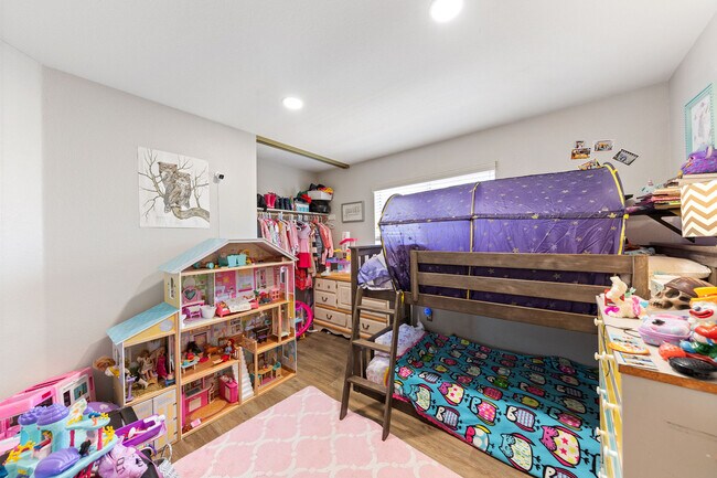 Building Photo - 907 Shadywood Cir