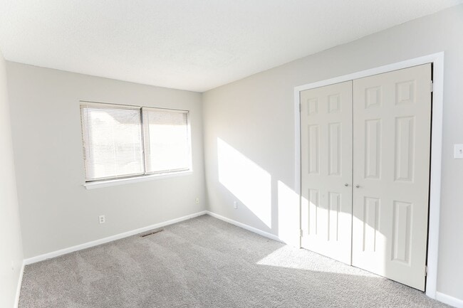 Building Photo - Spacious Townhome Updated Throughout!