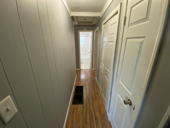 Building Photo - 1539 N Hickory Rd