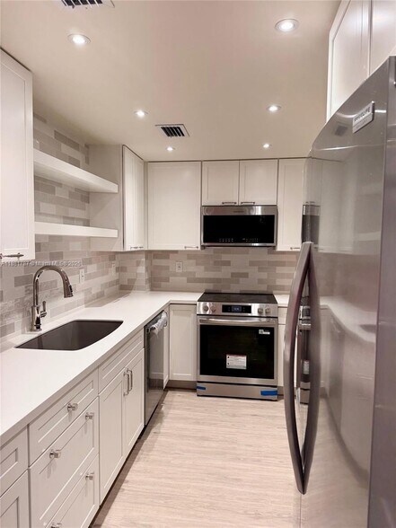 Building Photo - 90 Edgewater Dr