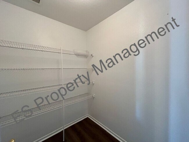 Building Photo - Great 3 Bedroom 2.5 Bathroom Two Story Home with Loft in Lawrence!