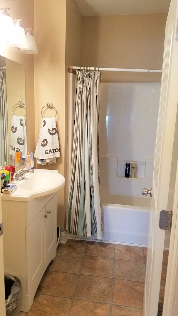 Building Photo - Awesome 5BR house walking distance to UofL!