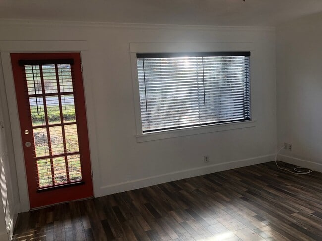 Building Photo - Cute 2 bedroom 1 bathroom farm house!